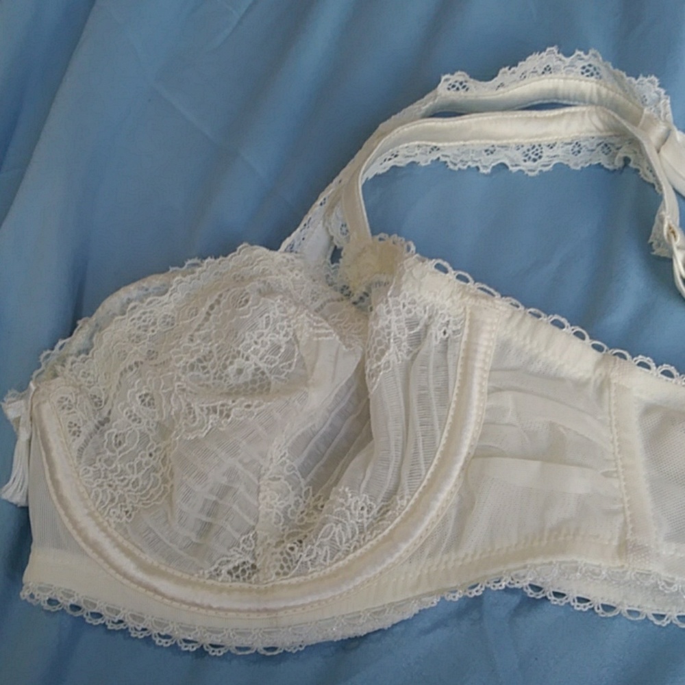 Delicate white bra - Picture 2 of 4